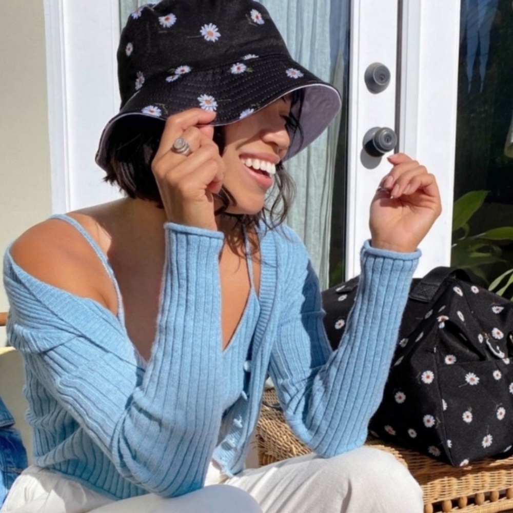 Alice + Olivia reversible daisy bucket hat - Picture 8 of 9